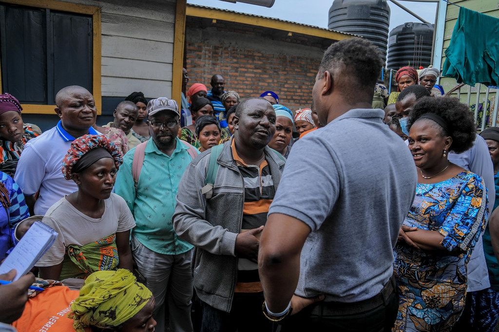 Le Dr Thierno Baldé (dos à la caméra), dans un établissement de santé où l'OMS a soutenu le déploiement d'une équipe médicale d'urgence à Goma, dans l'est de la République démocratique du Congo (RDC).